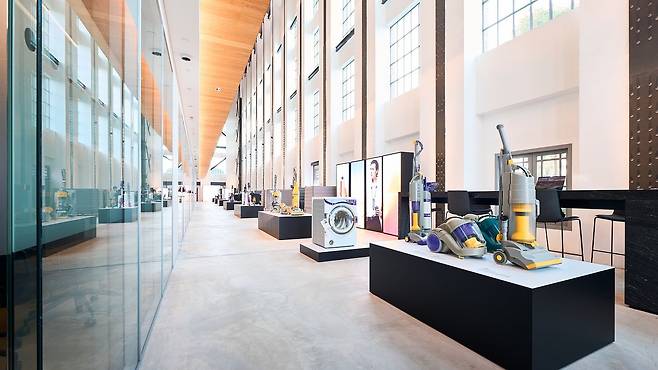 다이슨 본사인 싱가포르 ‘세인트 제임스 파워 스테이션’ 1층에 다이슨의 제품들이 진열돼 있다. 이곳에는 1000여명의 엔지니어와 과학자가 고속 디지털 모터부터 배터리셀, 로봇 공학과 머신러닝·인공지능 등을 연구하고 있다. [사진 다이슨]