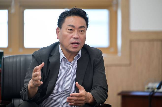 조주홍 경북 영덕군수 당선인이 신규 대형원전 부지 선정과 관련해 자신의 구상을 밝히고 있다. 사진 영덕군수직 인수위원회