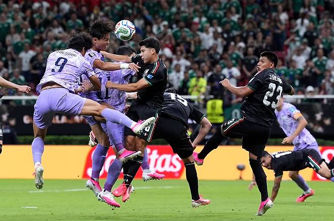 2026 FIFA 월드컵 A조 멕시코와 한국의 경기가 2026년 6월 19일(한국시간) 멕시코 과달라하라 스타디움에서 열렸다. 선수들이 헤딩 경합을 벌이고 있다. 1차전에서 체코를 2-1로 물리쳤던 한국은 2차전에서 멕시코에 0-1로 졌다. 신화통신=연합뉴스