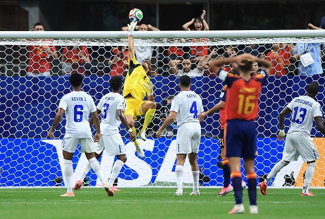 2026년 FIFA 월드컵 조별리그 H조 1차전 스페인-카보베르데 경기에서 대서양 섬나라 카보베르데는 골키퍼 보지냐의 눈부신 선방으로 우승 후보인 스페인과 0-0으로 비겼다. 로이터=연합뉴스