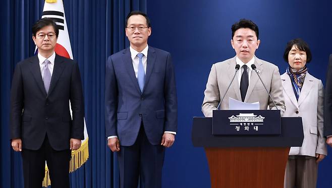 강훈식 비서실장이 지난 21일 청와대 기자회견장에서 이재명 대통령이 새로 임명한 참모들과 인사 관련 브리핑을 하고 있다.    왼쪽에서 두번째가 민정수석비서관으로 임명된 한찬식 김앤장법률사무소 변호사. 연합뉴스