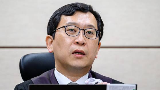 이진관 부장판사가 지난해 9월 30일 서울 서초구 서울중앙지법에서 열린 한덕수 전 국무총리 내란 우두머리 방조 및 위증 등 혐의 사건 첫 재판을 심리하고 있다. 뉴스1
