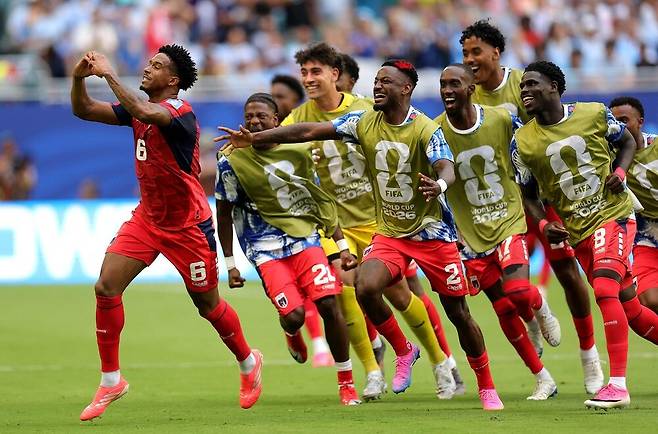 ▲ 21일(현지시간) 미국 플로리다주 마이애미 스타디움에서 열린 2026 FIFA 월드컵 조별리그 H조 우루과이와 카보베르데의 경기에서 카보베르데의 케빈 피나가 첫 골을 넣은 후 동료들과 함께 기뻐하고 있다. AFP/연합뉴스