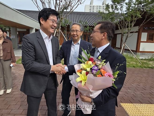 ▲ 구자열 원주시장 당선인과 김기석 민선9기 원주시 시민주권시대준비위원장이 22일 원주 교육 현안 논의를 위해 시민주권시대위원회 사무실을 찾은 강삼영 강원도교육감 당선인을 반갑게 맞이하고 있다. 권혜민 기자
