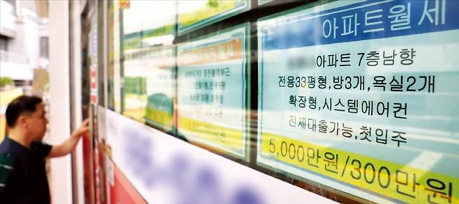 < 커지는 무주택자 부담 > 서울 강북 지역에서도 월세 300만원 이상 거래가 늘며 무주택자의 부담이 커지고 있다. 21일 강북구 미아동의 한 부동산 중개업소에 월세 300만원 임대 안내문이 붙어 있다. 최혁 기자