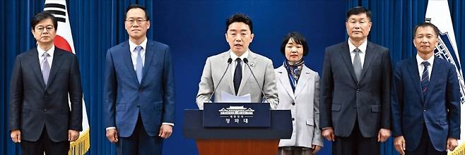< ‘국정 2기’ 전열 정비 > 강훈식 청와대 비서실장(왼쪽 세 번째)이 21일 춘추관에서 2기 참모진 인선 관련 브리핑을 하고 있다. 왼쪽부터 성기홍 홍보소통수석, 한찬식 민정수석, 강 실장, 김경자 사회수석, 강건작 국가안보실 1차장, 송기호 국가안보실 3차장.   김범준 기자