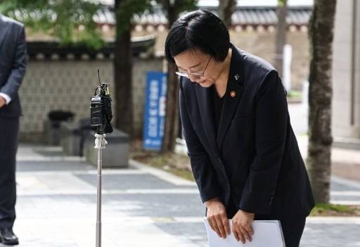 한성숙 국무총리 후보자가 22일 서울 종로구 금융감독원 연수원에 마련된 인사청문회 준비 사무실에 출근하며 모두의 창업 정보유출 사태에 대해 고개숙여 사과하고 있다.(뉴스1)