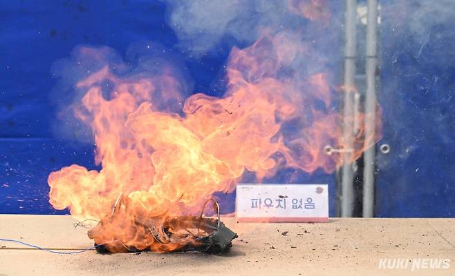 19일 오후 서울 은평구 서울소방학교에서 휴대용 보조배터리 파우치 화재 적응성 실험이 진행되고 있다. 임은재 기자