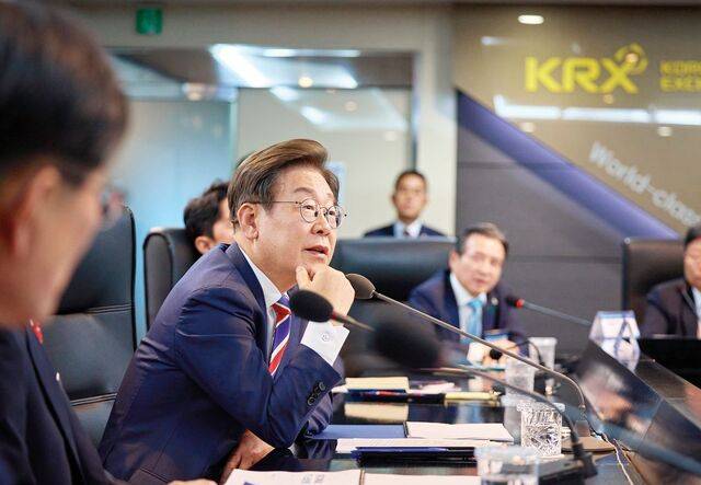 이재명 대통령이 지난해 6월 11일 서울 영등포구 한국거래소 통합관제센터를 찾아 증시 상황과 시장감시 체계 브리핑을 듣고 있다. 이 대통령 취임 당시 2700선이었던 코스피지수는 지난 18일 사상 처음 9000선을 넘겼다. 뉴시스
