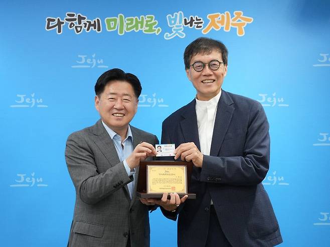 오영훈 제주지사(왼쪽)와 이창용 전 한국은행 총재. 제주도청 제공
