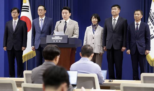 강훈식 대통령비서실장이 21일 청와대 춘추관에서 수석비서관급 인선을 발표하고 있다. 왼쪽부터 성기홍 홍보소통수석비서관, 한찬식 민정수석비서관, 강 비서실장, 김경자 사회수석비서관, 강건작 국가안보실 제1차장, 송기호 국가안보실 제3차장. /사진=뉴시스
