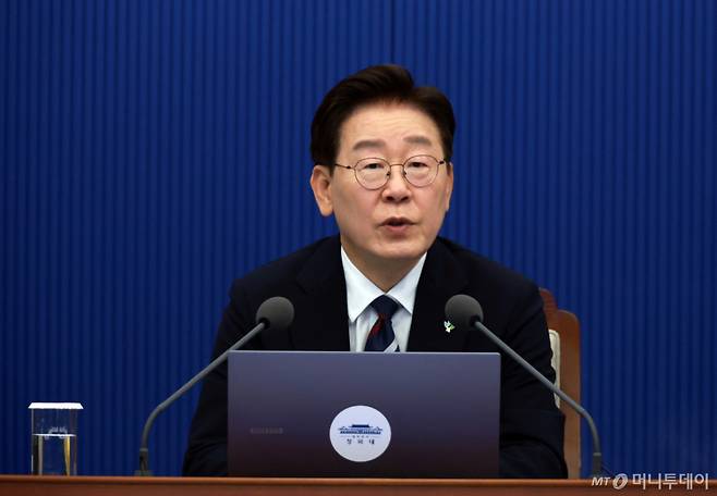[서울=뉴시스] 고범준 기자 = 이재명 대통령이 19일 청와대에서 열린 수석보좌관회의에서 발언하고 있다. (청와대통신사진기자단) 2026.06.19. bjko@newsis.com /사진=
