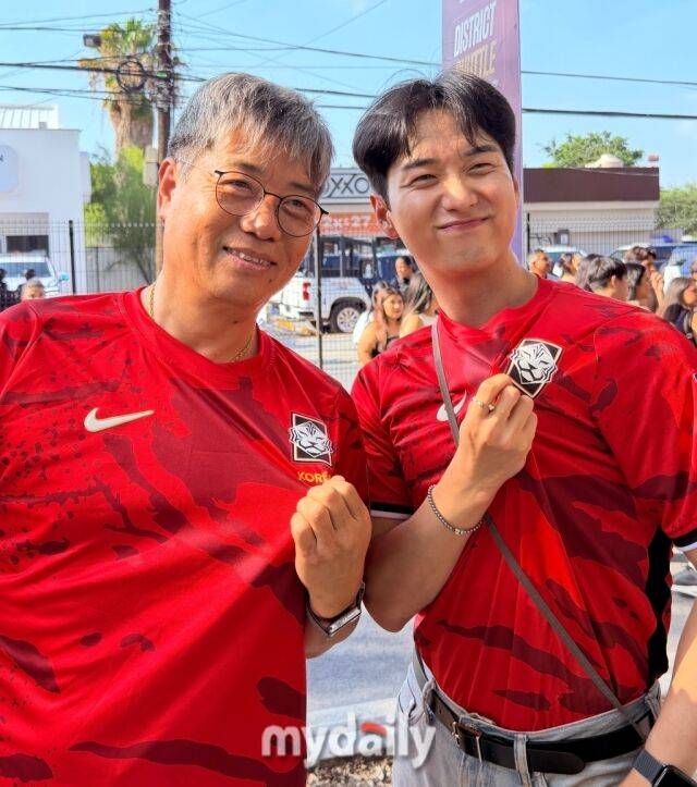 25일(한국시각) 멕시코 누에보 레온주 몬테레이에 위치한 대한민국 축구대표팀의 호텔 앞에서 축구팬인 박성웅 씨(왼쪽), 박진수 씨와 인터뷰를 진행했다./몬테레이(멕시코)=최병진 기자