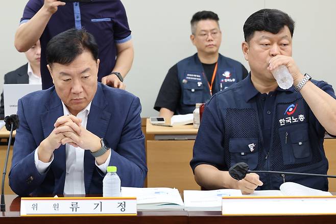 18일 정부세종청사 최저임금위원회에서 열린 제7차 전원회의에서 사용자위원인 류기정 한국경영자총협회(경총) 전무와 근로자위원인 류기섭 한국노총 사무총장이 업종별 구분 적용 관련 발언을 들으며 심각한 표정을 짓고 있다. [연합]