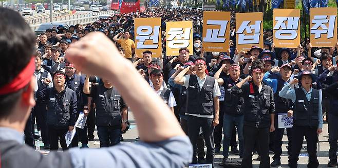 4월 15일 서울 서초구 현대자동차그룹 본사 인근에서 전국민주노동조합총연맹 금속노조 소속 조합원들이 하청 노조에 대한 원청 교섭을 촉구하고 있다. [뉴시스]