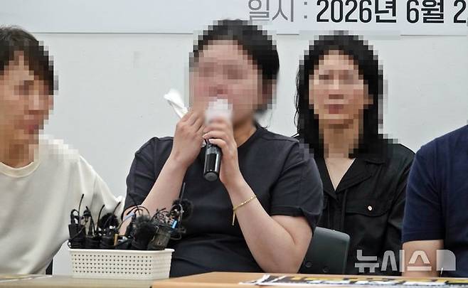 [제주=뉴시스] 오영재 기자 = 22일 오후 제주시 오라동 민주노총 제주본부 회의실에서 하귀농협 하나로마트 지게차 사망사고 작업자 故김영균씨의 유족이 발언하고 있다. 2026.06.22. oyj4343@newsis.com