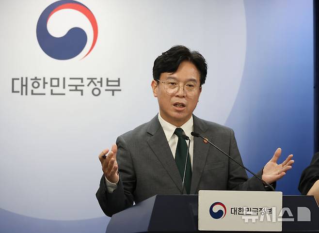 [서울=뉴시스] 김명원 기자 = 김영훈 고용노동부 장관이 지난해 7월 29일 서울 종로구 정부서울청사에서 노조법 2·3조 개정안(노란봉투법) 등 노동조합 및 노동관계조정법 개정(안) 관련 브리핑을 하고 있다. 2025.07.29. kmx1105@newsis.com