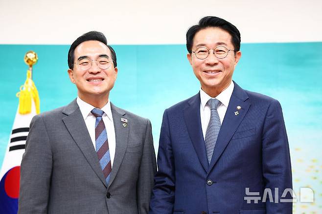 [서울=뉴시스] 김근수 기자 = 조정식(오른쪽) 국회의장이 22일 오후 서울 여의도 국회에서 박홍근 기획예산처 장관과 기념촬영을  하고 있다. 2026.06.22. ks@newsis.com