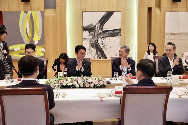 [베이징=뉴시스]김민석 국무총리가 22일 오후 베이징에서 중국 기업인들과의 간담회를 시작으로 2박3일 중국 순방의 공식 일정에 돌입했다. 김 총리는 이날 오후 주중국대사관저에서 중국의 인공지능(AI), 로봇 등 창업 및 혁신 생태계 기업인들을 만나 의견을 교환했다.  (사진=총리실 제공) photo@newsis.com *재판매 및 DB 금지