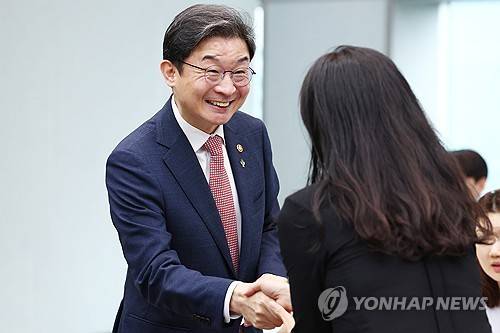 악수하는 이억원 금융위원장 [연합뉴스 제공]