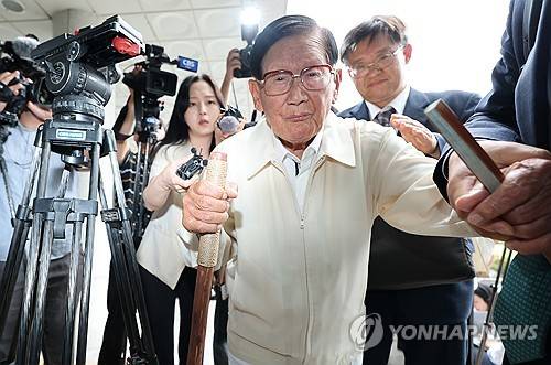 이만희 신천지 총회장 소환 조사 (서울=연합뉴스) 이진욱 기자 = 정당법 위반 혐의를 받고 있는 이만희 신천지 총회장이 4일 피의자 신분으로 조사를 받기 위해 서울 서초동 검·경 합동수사본부에 출석하고 있다. 2026.6.4 cityboy@yna.co.kr