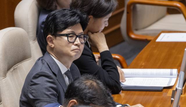 ▲무소속 한동훈 의원이 지난 18일 국회에서 열린 6월 임시국회 3차 본회의에 참석해 국민의힘 의원석 방향을 바라보고 있다. ⓒ연합뉴스