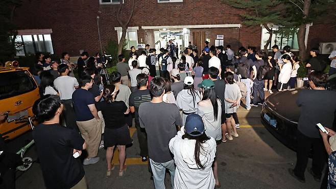 6·3 지방선거 본투표일인 3일 투표용지 부족으로 투표시간이 오후 10시까지 연장된 서울 송파구 잠실7동 제2투표소 앞에 주민들이 모여 있다