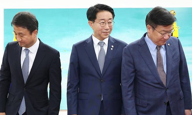 조정식 국회의장(가운데)이 22일 국회의장실에서 의장 주재 여야 원내대표 회동에 앞서 기념 촬영을 마치고 자리로 향하는 여야 원내대표를 보고 있다. 왼쪽부터 더불어민주당 한병도 원내대표, 조 의장, 국민의힘 정점식 원내대표. 연합뉴스