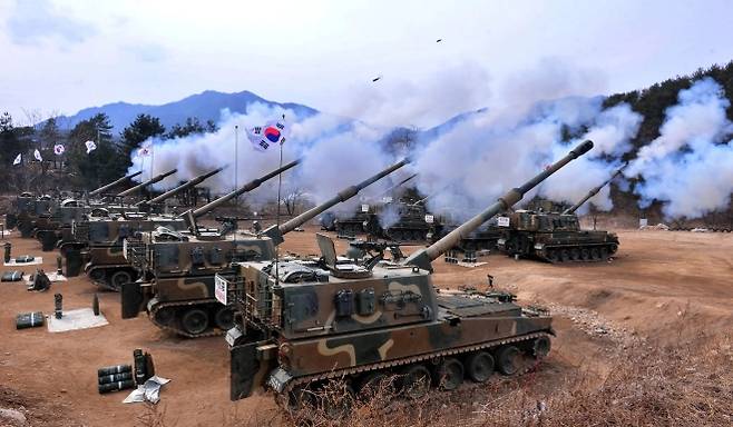 한국 육군 K9 자주포들이 2011년 3월 포사격 훈련에서 일제히 포탄을 발사하고 있다. K9은 폴란드·노르웨이·핀란드·에스토니아·루마니아 등 나토 회원국으로 수출되며 유럽 시장에서 K방산의 입지를 넓힌 대표 무기체계다. AFP 연합뉴스