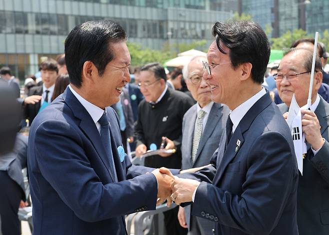 김민석 국무총리(오른쪽)와 민주당 정청래 대표가 6월10일 서울 종로구에서 열린 제100주년 6·10 만세운동 기념식이 끝난 뒤 대화하고 있다. ⓒ연합뉴스
