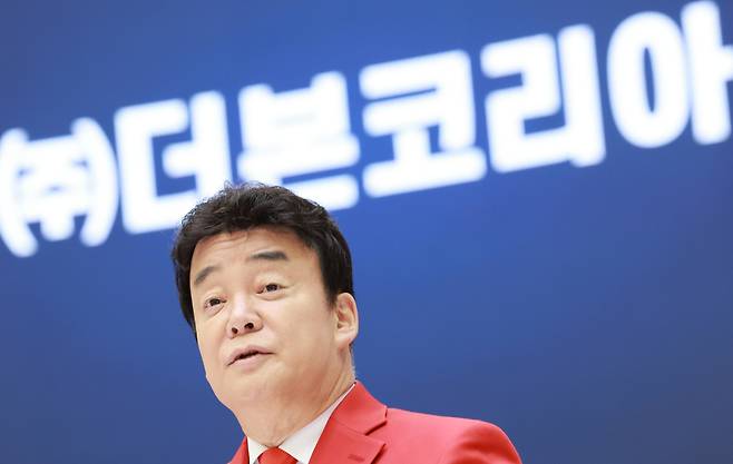 백종원 더본코리아 대표가 2024년 11월 서울 영등포구 여의도 한국거래소 홍보관에서 열린 더본코리아 코스피 상장 기념식에 참석해 소감을 밝히고 있다. 연합뉴스