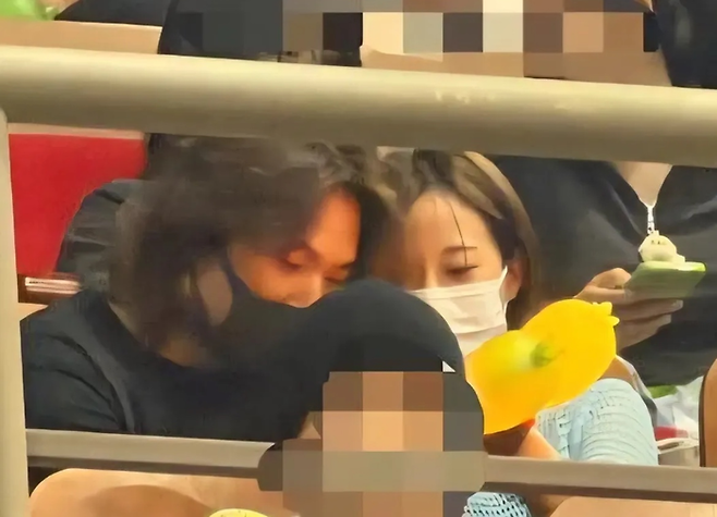 지난 21일 서울 올림픽공원 올림픽홀에서 열린 걸그룹 마마무의 콘서트 객석에서 포착된 빅뱅의 대성(왼쪽)과 카라의 허영지. 사진 온라인 커뮤니티