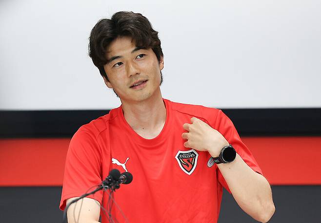 ▲ 손흥민이 골이 필요한 시점에 그라운드를 벗어나야 했으니 패배 후 가장 큰 화두로 이른 교체가 떠올랐다. 결과마저 패배로 이어지다보니 대표팀 최고의 결정력을 자랑하는 손흥민의 벤치행을 두고 축구인들로부터 먼저 의문이 터지기 시작했다. ⓒ연합뉴스
