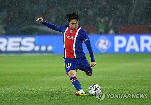 유럽 축구 이적시장 전문가 파브리치오 로마노 기자는 22일(한국시간) 자신의 유튜브 채널을 통해 아틀레티코 마드리드의 이강인(PSG) 영입 협상 상황에 대해 설명했다. 로마노 기자에 따르면 아틀레티코 마드리드는 이강인과 개인 합의를 마쳤다. 이강인은 프리미어리그 구단들로부터도 제안을 받았지만, 아틀레티코 이적을 선호하는 것으로 알려졌다. 개인 합의에 도달하면서 이강인이 서울에서 아틀레티코 입단식을 가질 가능성도 떠올랐다. 아틀레티코는 오는 8월 9일 서울월드컵경기장에서 쿠팡플레이시리즈 일환으로 맨체스터 시티(잉글랜드)와 프리시즌 친선 경기를 치를 예정이다. 연합뉴스