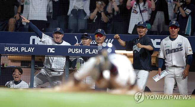 NC 역전 순간 (창원=연합뉴스) 김동민 기자 = 17일 경남 창원NC파크에서 열린 2026 KBO 프로야구 한화 이글스와 NC 다이노스의 경기. 9회 말 1사 3루 상황 NC 5번 오태양의 희생플라이로 3루 주자 박민우가 홈 베이스를 향하자 더그아웃에 있던 이호준 감독, 서재응 수석 코치 등이 기뻐하고 있다. 2026.6.17 image@yna.co.kr