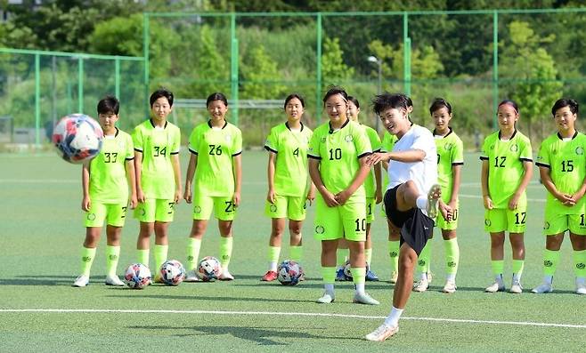 전북현대모터스 이승우 선수가 전북체육중 여자축구부 선수들을 지도하는 모습 [한국맥도날드·함파트너스 제공]