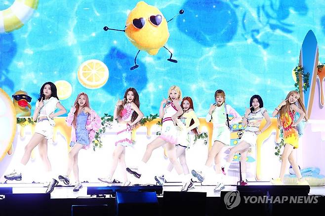 하츠투하츠, 두 번째 미니앨범으로 컴백 (서울=연합뉴스) 진연수 기자 = 그룹 하츠투하츠가 22일 오후 서울 용산구 블루스퀘어에서 열린 두 번째 미니앨범 '레몬 탱'(Lemon Tang) 발매 기념 쇼케이스에서 타이틀 곡 무대를 선보이고 있다. 2026.6.22 jin90@yna.co.kr