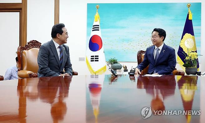 조정식 국회의장, 박홍근 기획예산처 장관 접견 (서울=연합뉴스) 이동해 기자 = 조정식 국회의장이 22일 국회의장실을 찾은 박홍근 기획예산처 장관과 대화하고 있다. 2026.6.22 eastsea@yna.co.kr