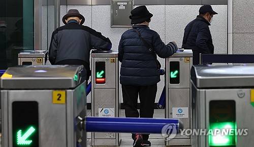 지하철 이용하는 어르신 [연합뉴스 자료사진]