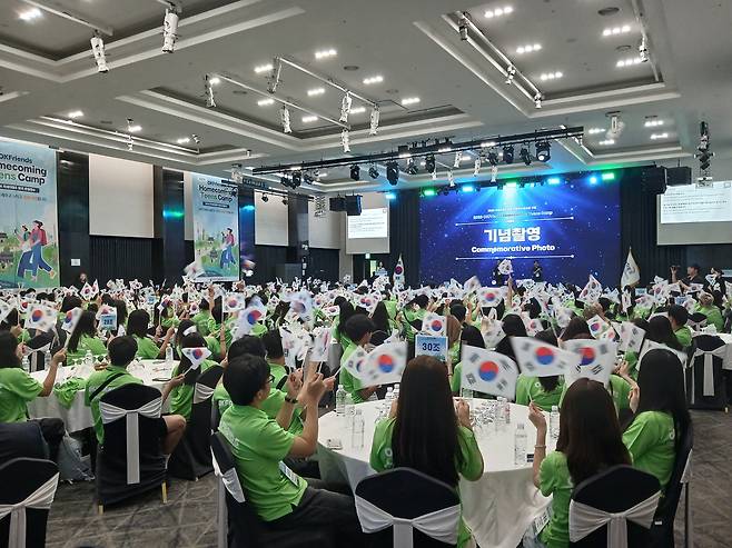 '2026 차세대동포 모국 초청연수' 참가 차세대 동포들 (서울=연합뉴스) 박현수 기자 = 22일 오후 서울 올림픽파크텔에서 열린 '2026 차세대동포 모국 초청연수' 개막식에서 차세대 동포들이 태극기를 흔들고 있다. 2026. 6. 22. phyeonsoo@yna.co.kr