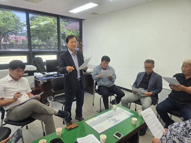 민선 9기 부여군수직 인수위원회 한영배 인수위원장이 23일 기자간담회에서 부여군 재정 현황과 주요 현안 사업에 대한 인수위원회의 입장을 설명하고 있다.(사진=김기태 기자)