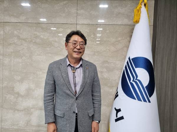 홍태용 김해시장이 지난 17일 김해시청 시장 집무실에 걸린 김해시기 옆에서 민선 8기 4년간 소회를 밝히고 있다. /이수경 기자