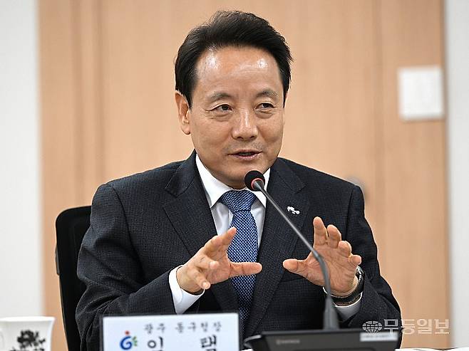 전남광주 행정통합과 관련해 최근 열린 간담회에서 발언하는 임택 동구청장.   /뉴시스