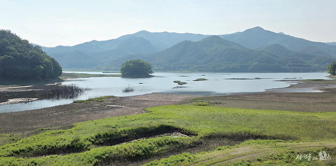 오산교에서 보는 주암호 풍경_호수 가운데 똥섬 하나가 동그마니 있다. 뒤로 천봉산(우)과 장재봉이 보인다.