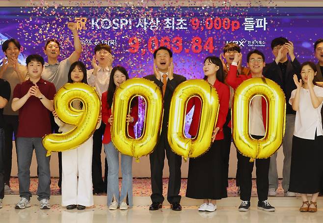 정은보 한국거래소 이사장을 비롯한 직원들이 18일 남구 부산 한국거래소 본사 홍보관에서 코스피 9천 포인트 돌파를 기념하는 세리머니를 하고 있다.(사진=연합뉴스)