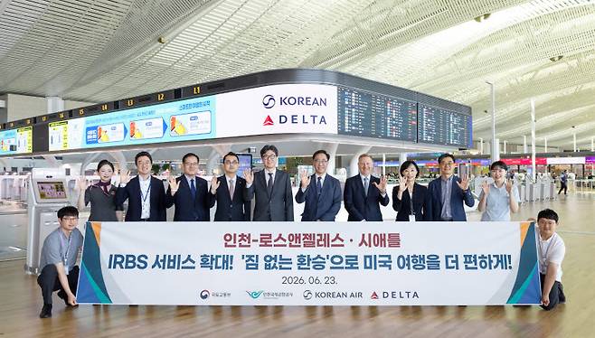 기념행사에 참석한 (왼쪽에서 다섯번째부터) 조용수 인천공항공사 운항본부장, 고광호 대한항공 여객사업본부장, 제프 무마우(Jeff Moomaw) 델타항공 아시아태평양 총괄 부사장 등 관계자들이 기념사진을 촬영하는 모습. (사진=대한항공)
