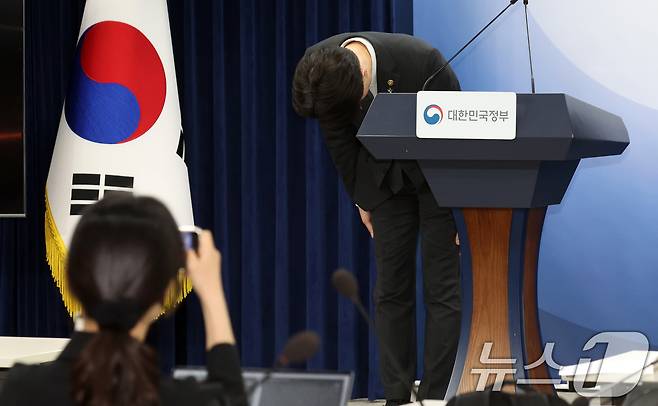 노용석 중소벤처기업부 제1차관이 22일 오후 서울 종로구 세종대로 정부서울청사에서 '모두의 창업’ 진행 현황 및 향후 운영 방향 브리핑에 앞서 사과를 하고 있다. 2026.6.22 ⓒ 뉴스1 김명섭 기자