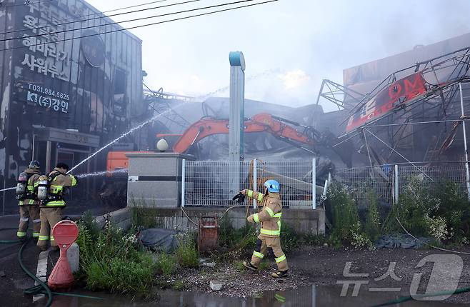 23일 경기 김포시 운양동 한 물류창고에서 화재가 발생해 소방대원들이 화재를 진압하고 있다. 이날 경기도소방재난본부는 인명피해는 없는 것으로 파악됐으며 불이 난 물류창고는 의류가 보관된 곳으로 철골구조 3개동에 연면적 331㎡ 규모인 것으로 밝혔다. 2026.6.23 ⓒ 뉴스1 김진환 기자