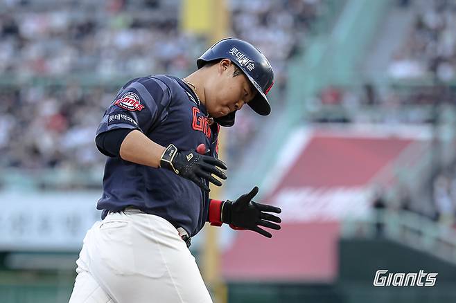 롯데 한동희가 18일 문학SSG랜더스필드에서 열린 2026 KBO리그 정규시즌 SSG전에서 투런 홈런을 때린 후 베이스를 돌고 있다. 사진 | 롯데 자이언츠