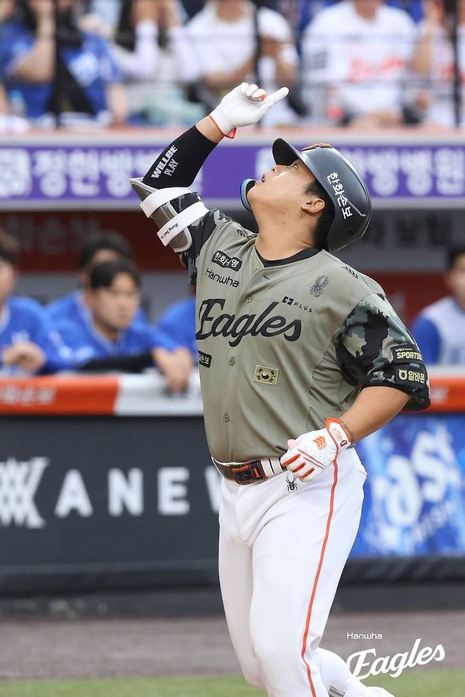 한화 강백호가 21일 대전 한화생명 볼파크에서 열린 2026 KBO리그 정규시즌 삼성과 경기에서 홈런을 터뜨린 후 세리머니를 하며 홈을 밟고 있다. 사진 | 한화 이글스